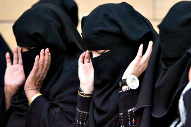 mulheres_sauditas_rezando